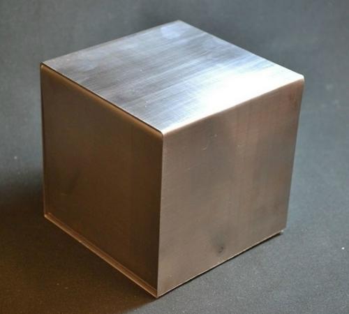 Почему настоящая масса тонны дерева больше, чем масса тонны железа? 

