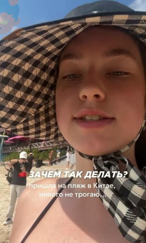 Девушка на пляже в Китае заметила, что какой-то паренёк старательно фотографирует её со стороны задницы. 01