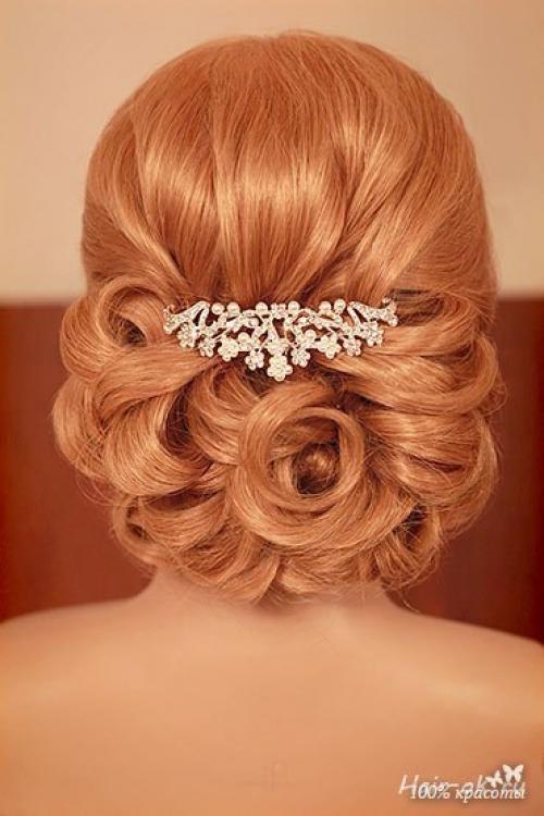 Красивая прическа с маленькой диадемой.