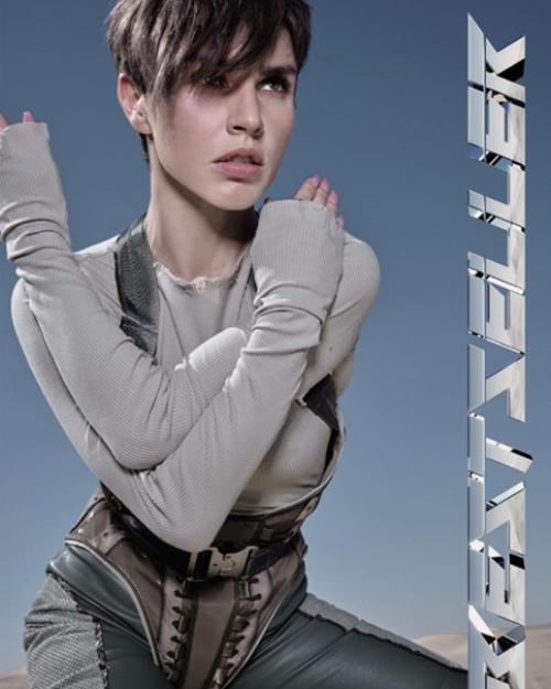 Зиверт постоянно с прической экспериментирует. 03