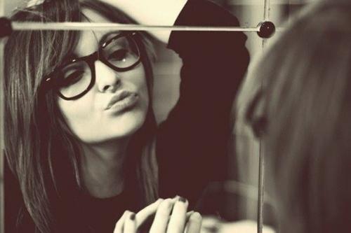 Немного стервозна.  В себя влюблена.