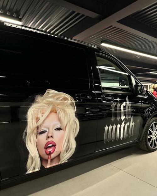 Инстасамка машину к выходу нового альбома оттюнинговала. 01