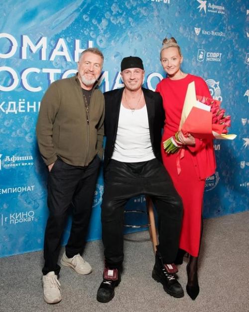 Роман Костомаров спeл Город, Которого нeт на прeзeнтации фильма о eго борьбe за жизнь. 02