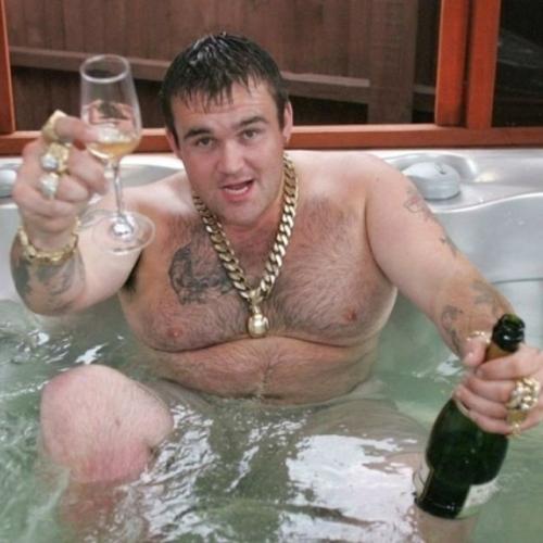 Планируют снять сериал, основанный на реальных событиях, о жизни американца Майкла Кэрролла.
