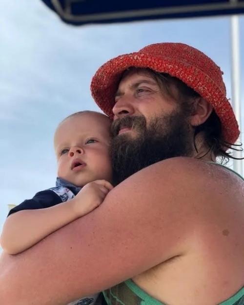 Новая радостная новость: звезда Интернов Александр Ильин стал многодетным отцом - у него и супруги Юлии родилась девочка. 03