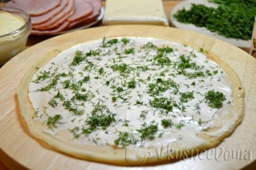 Блинные рулетики с начинкой из ветчины и сыра. 05