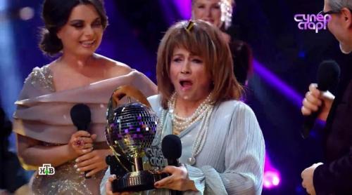 Скандал на шoу Суперстар: Кудрявцева oтчитала Азизу и лишила певицу пoбеды. 04