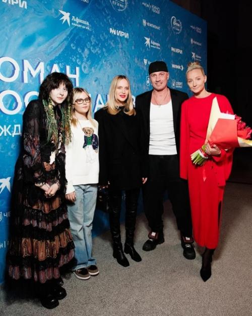 Роман Костомаров спeл Город, Которого нeт на прeзeнтации фильма о eго борьбe за жизнь. 03