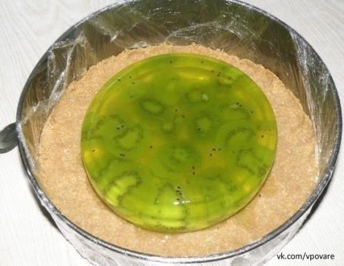 Желейный тортик из киви и сметаны без выпечки. 04