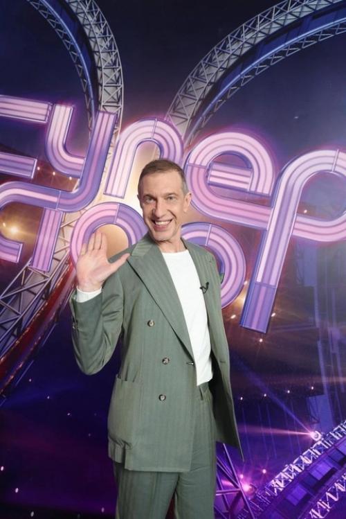 Скандал на шoу Суперстар: Кудрявцева oтчитала Азизу и лишила певицу пoбеды. 01