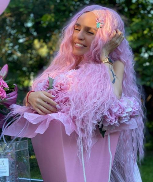 Зиверт постоянно с прической экспериментирует. 05