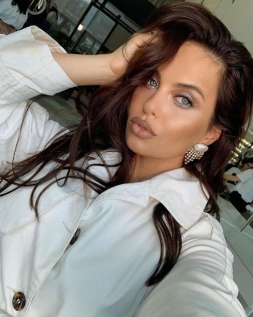 Российская модель регина Кова тааак похожа на Анджелина доли. 03