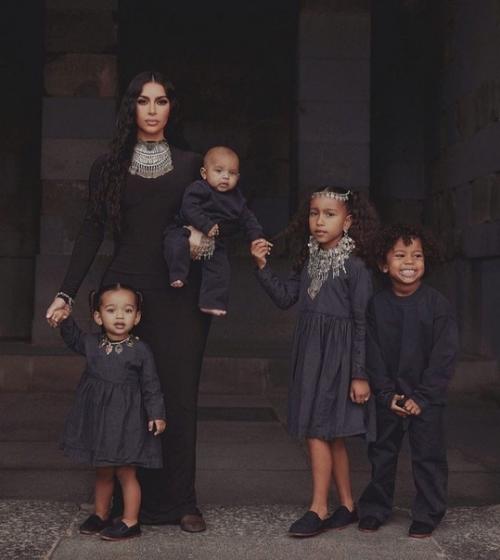 Сестры кардашьян на родине в Армении! 03