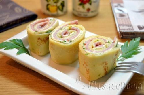 Блинные рулетики с начинкой из ветчины и сыра.