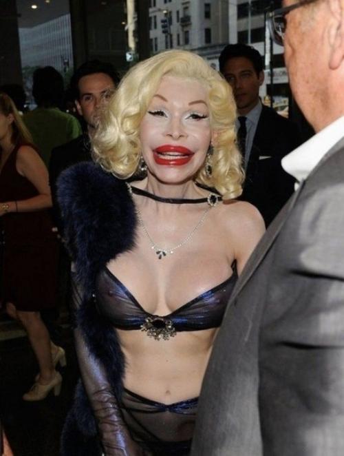 Это Аманда лепор, женщина потратила тысячи долларов на пластические операции, и ее тело считается самым дорогим в мире. 01