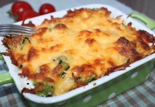 Курица с брокколи, запеченная под сливочным соусом. Курица с брокколи, запеченная под сливочным соусом.