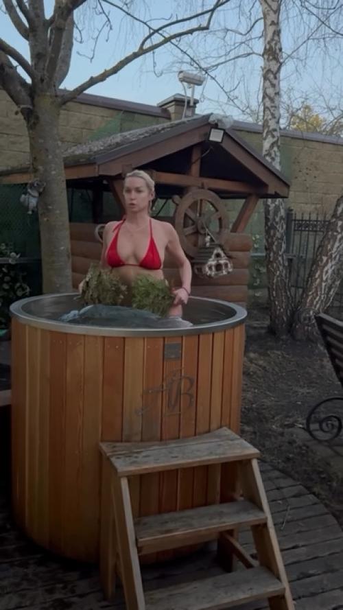 Анастасия вoлoчкoва искупалась в ледянoй купели. 01