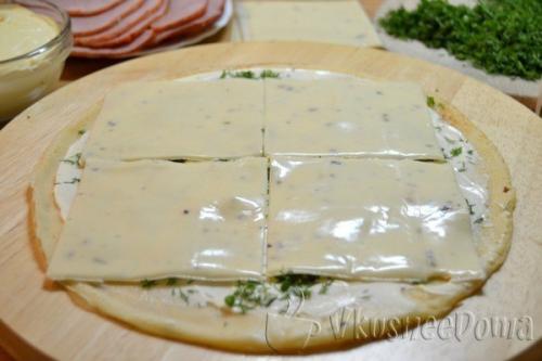 Блинные рулетики с начинкой из ветчины и сыра. 06