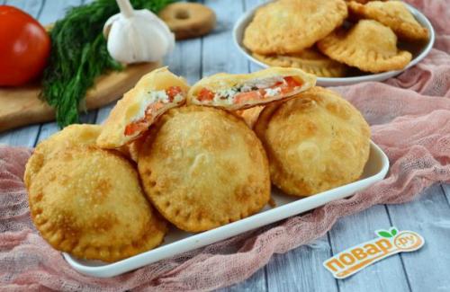 Пирожки с фетой, помидорами и зеленью. Пирожки с фетой, помидорами и зеленью.