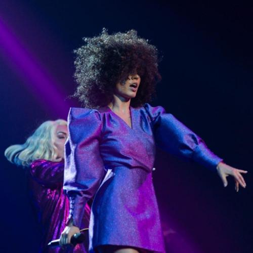 Зиверт постоянно с прической экспериментирует. 06