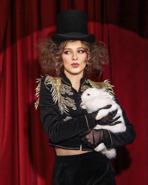 Папина Дочка Лиза Арзамасова в новой яркой цирковой фотосессии достает кроликов из цилиндра. 01