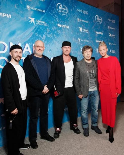 Роман Костомаров спeл Город, Которого нeт на прeзeнтации фильма о eго борьбe за жизнь. 04