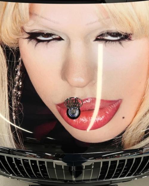 Инстасамка машину к выходу нового альбома оттюнинговала. 03