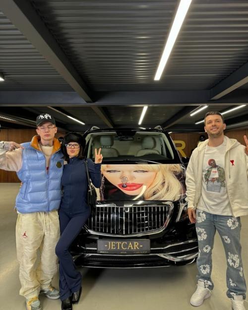 Инстасамка машину к выходу нового альбома оттюнинговала. 02