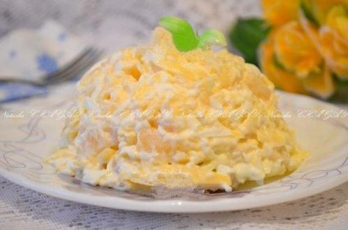 Салат с ананасами, сыром и чесноком. Салат с ананасами, сыром и чесноком.