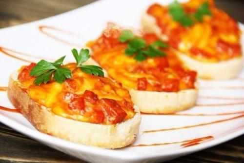 Горячие бутерброды с колбасой, сыром и яйцом. Горячие бутерброды с колбасой, сыром и яйцом.