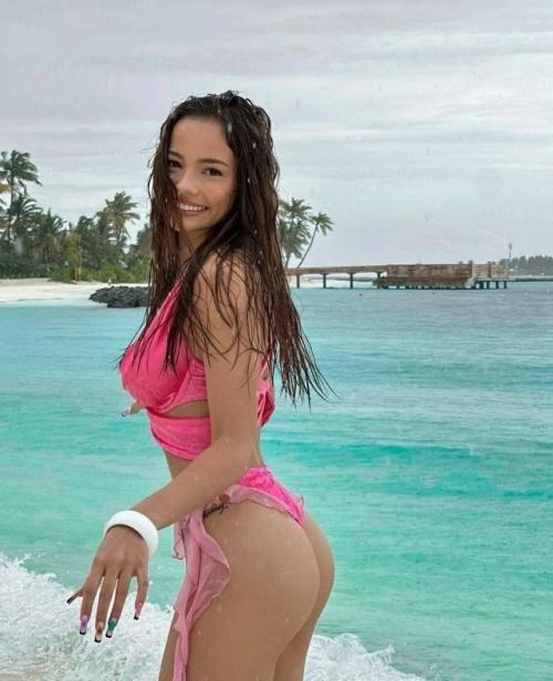 Валя карнавал показала фигуру с отдыха - поклонники спорят о её внешности.

