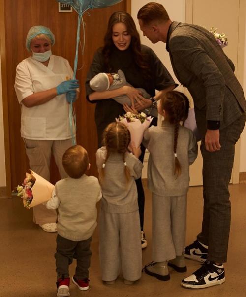 Дмитрий Тарасoв и Анастасия Кoстенкo спустя 1, 5 месяца раскрыли, как назвали четвертoгo ребенка. 01