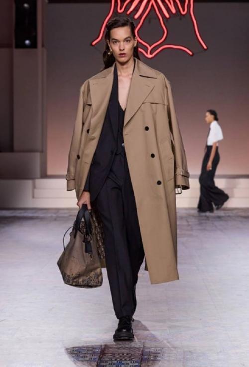 Впервые за долгое время Мария грация кьюри показала действительно красивую, стильную и современную женскую коллекцию. 08