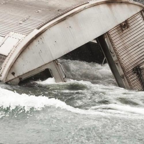 США сбросили тысячи вагонов метро в океан. 02