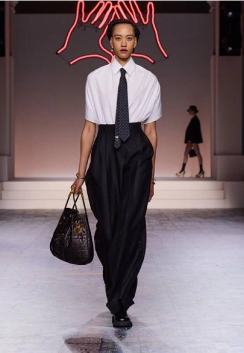 Впервые за долгое время Мария грация кьюри показала действительно красивую, стильную и современную женскую коллекцию. 04