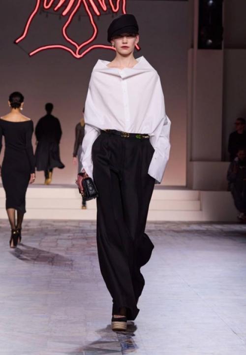 Впервые за долгое время Мария грация кьюри показала действительно красивую, стильную и современную женскую коллекцию. 02