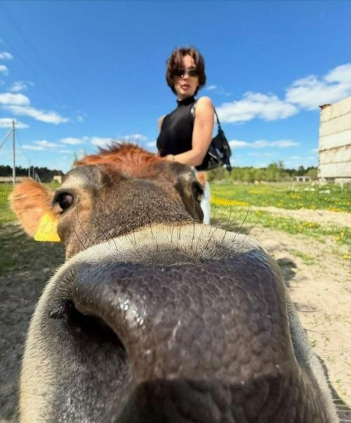 Популярная телеведущая и актриса Настя ивлеева окончательно сменила столичный глянец на деревенский уют. 01