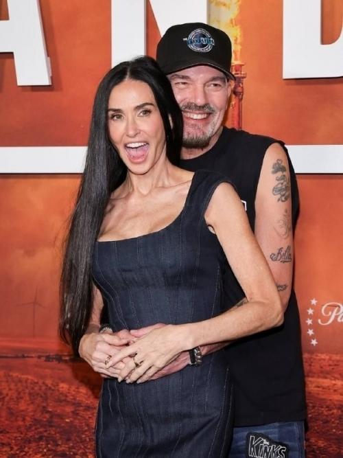 Деми Мур и Билли боб Торнтон, бывший супруг Анджелины Джоли, вместе представили в Лос-анджелесе второй сезон проекта Лэндмен. 01