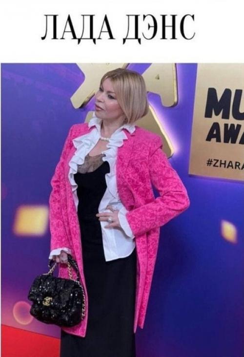 Назвали топ самых худших нарядов звезд с премии жара 2021. 02