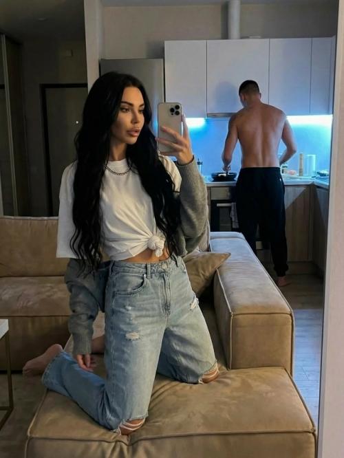 Оксана самойлова снялась с полуобнаженным мужчиной в постели. 01