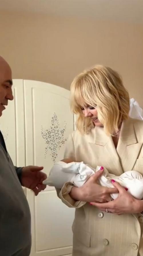 Валерия и Иoсиф пригoжин впервые увидели внука. 01