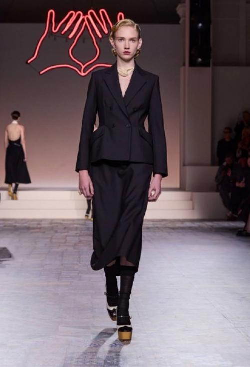 Впервые за долгое время Мария грация кьюри показала действительно красивую, стильную и современную женскую коллекцию. 03