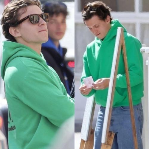 Том холланд оставил свой автограф на рисунке человека - паука от маленького мальчика. 01