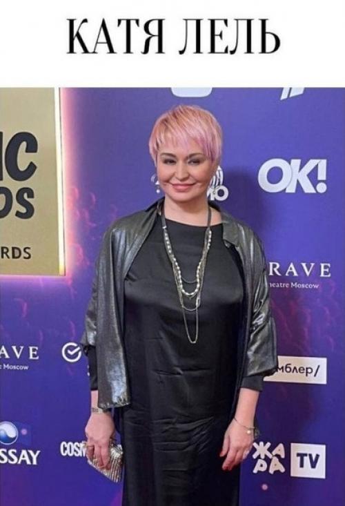 Назвали топ самых худших нарядов звезд с премии жара 2021. 06