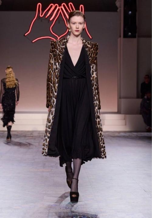 Впервые за долгое время Мария грация кьюри показала действительно красивую, стильную и современную женскую коллекцию. 07