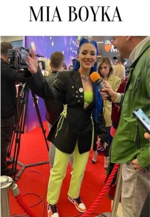 Назвали топ самых худших нарядов звезд с премии жара 2021. 05