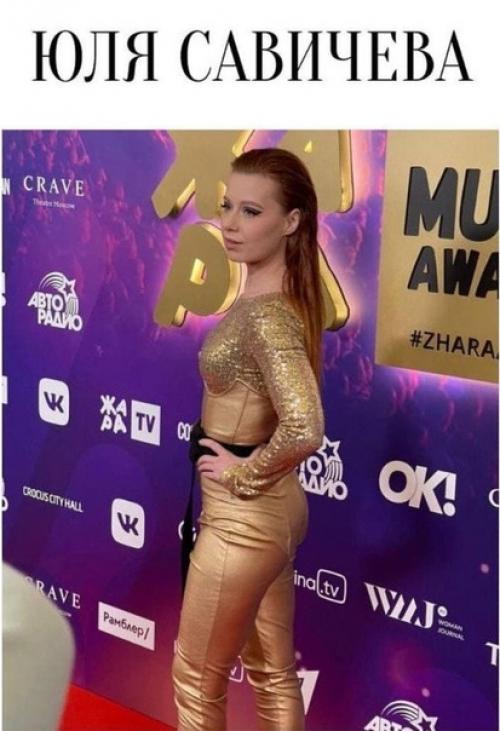 Назвали топ самых худших нарядов звезд с премии жара 2021. 03