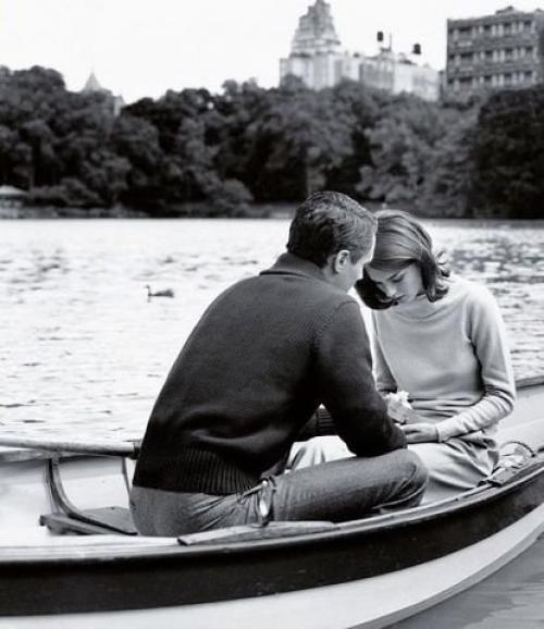 Он стоял передо мной на коленях и протягивал бархатный ларчик с кольцом.