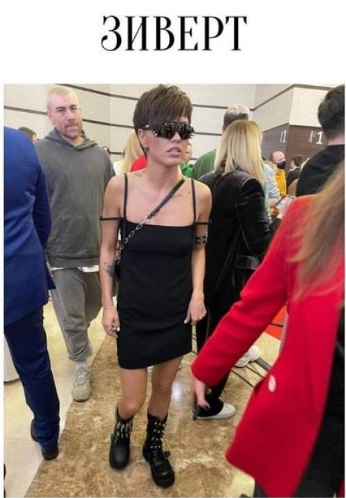 Назвали топ самых худших нарядов звезд с премии жара 2021. 01