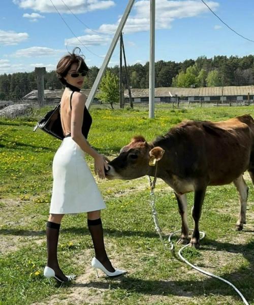 Популярная телеведущая и актриса Настя ивлеева окончательно сменила столичный глянец на деревенский уют.

